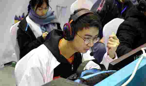 而他敏捷的 而他敏捷的